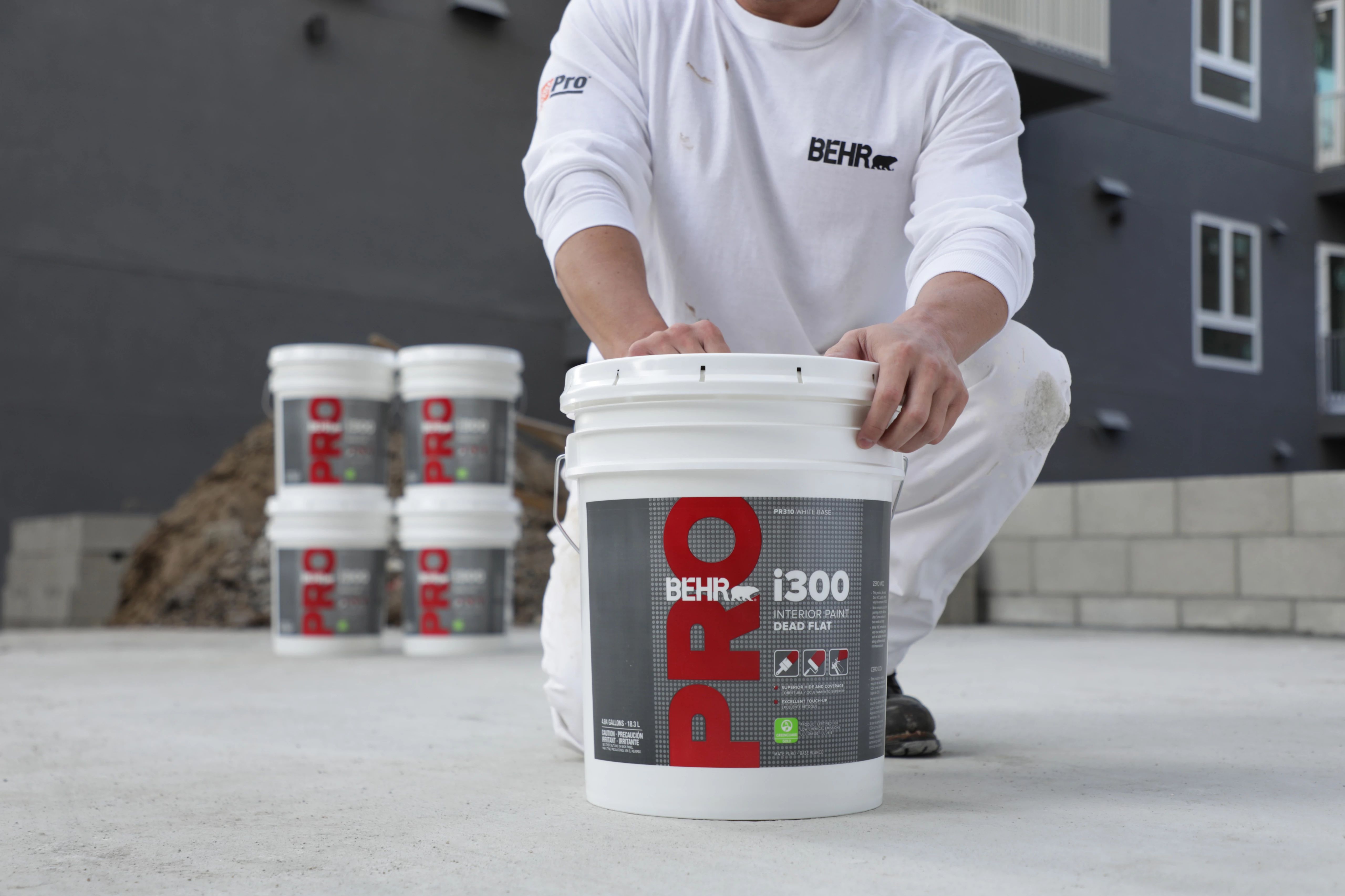 Pro painter opening BEHR PRO i300 Paint